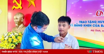 Trao tặng Huy hiệu “Tuổi trẻ dũng cảm” cho nam sinh lớp 9 cứu người đuối nước