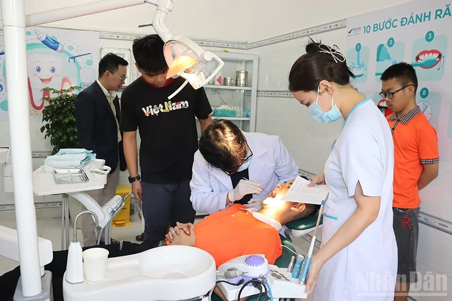 Trao tặng phòng chăm sóc nha khoa chuyên biệt dành cho trẻ khuyết tật Trao tặng phòng chăm sóc nha khoa chuyên biệt dành cho trẻ khuyết tật