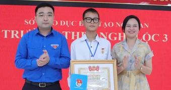 Trao tặng, truy tặng Huy hiệu Tuổi trẻ dũng cảm cho hai học sinh dũng cảm cứu người