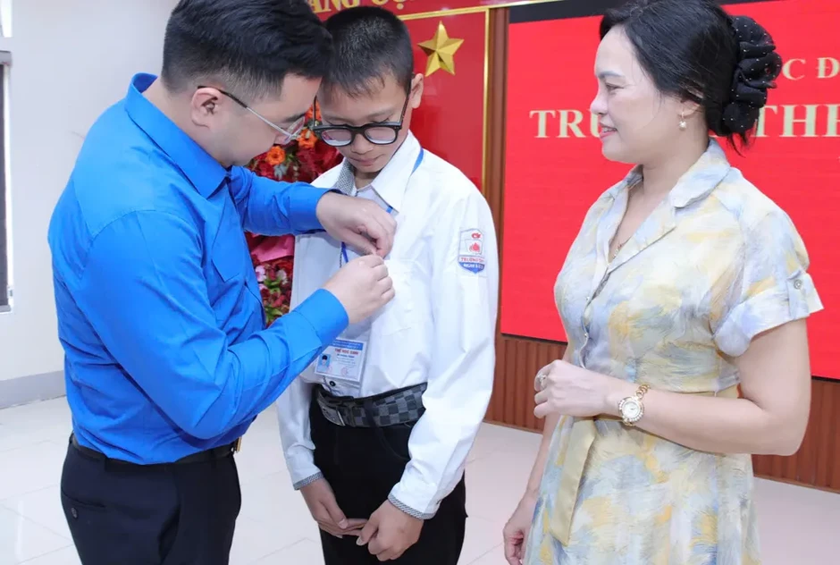 Trao tặng, truy tặng Huy hiệu Tuổi trẻ dũng cảm cho hai học sinh dũng cảm cứu người Trao tặng, truy tặng Huy hiệu Tuổi trẻ dũng cảm cho hai học sinh dũng cảm cứu người