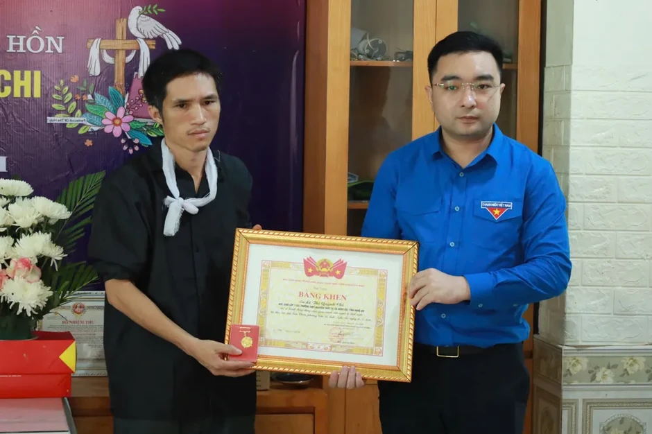 Trao tặng, truy tặng Huy hiệu Tuổi trẻ dũng cảm cho hai học sinh dũng cảm cứu người Trao tặng, truy tặng Huy hiệu Tuổi trẻ dũng cảm cho hai học sinh dũng cảm cứu người