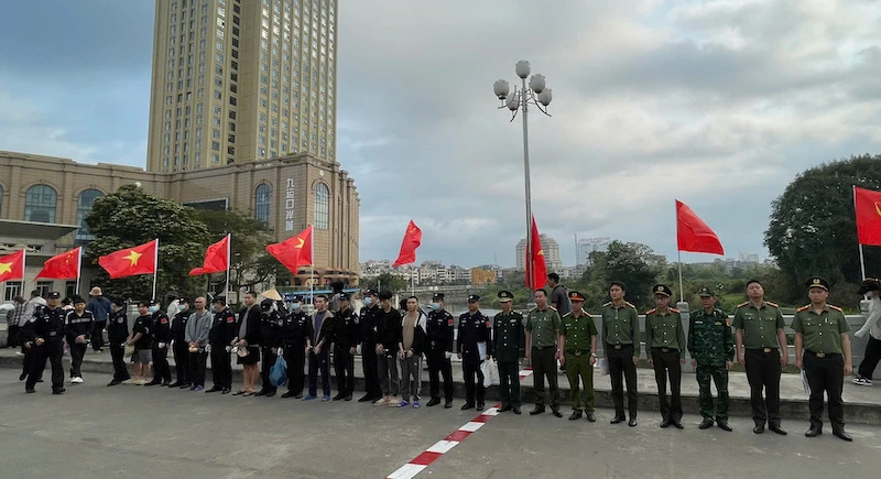 Trao trả 7 đối tượng người Trung Quốc nhập cảnh trái phép Trao trả 7 đối tượng người Trung Quốc nhập cảnh trái phép
