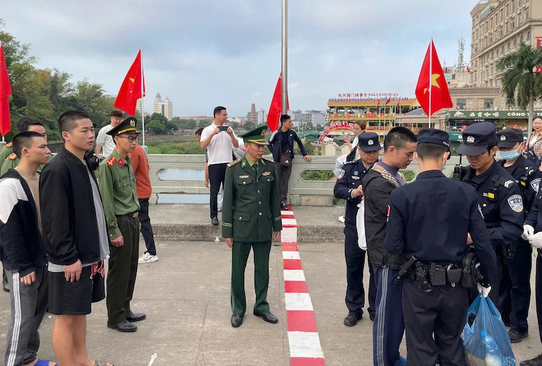 Trao trả 7 đối tượng người Trung Quốc nhập cảnh trái phép Trao trả 7 đối tượng người Trung Quốc nhập cảnh trái phép