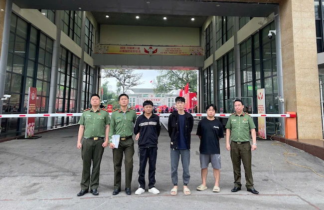 Trao trả 7 đối tượng người Trung Quốc nhập cảnh trái phép Trao trả 7 đối tượng người Trung Quốc nhập cảnh trái phép