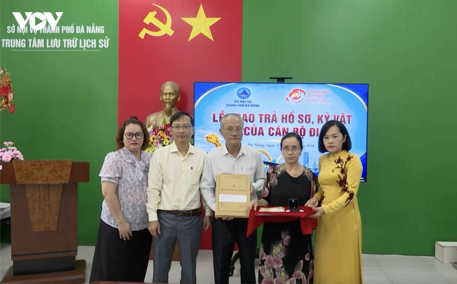 Trao trả hồ sơ, kỷ vật cán bộ đi B cho thân nhân ở Đà Nẵng Trao trả hồ sơ, kỷ vật cán bộ đi B cho thân nhân ở Đà Nẵng
