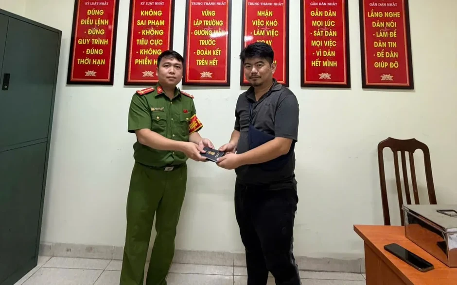 Trao trả tài sản bị thất lạc cho du khách nước ngoài Trao trả tài sản bị thất lạc cho du khách nước ngoài