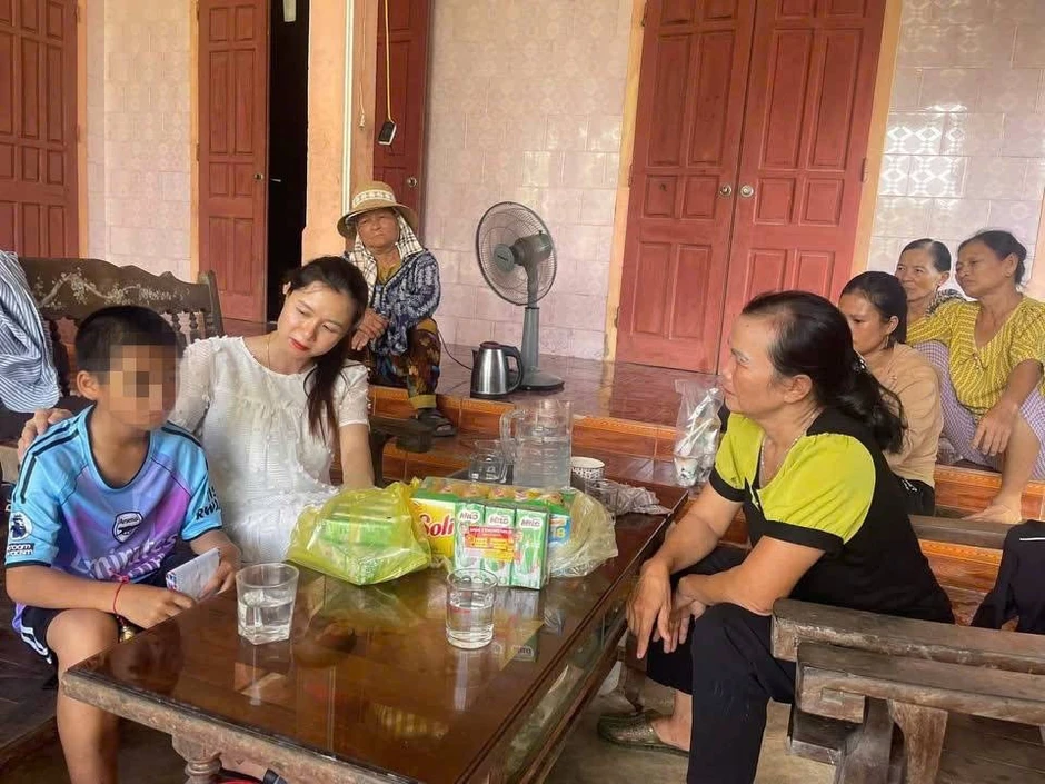 Trẻ lớp 6 nghi bị mẹ kế và bố bạo hành: 'Cháu rửa bát, quét nhà không sạch nên bị đánh' Trẻ lớp 6 nghi bị mẹ kế và bố bạo hành: 'Cháu rửa bát, quét nhà không sạch nên bị đánh'