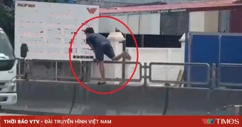 Trèo dải phân cách sang đường, 2 người bị xử phạt