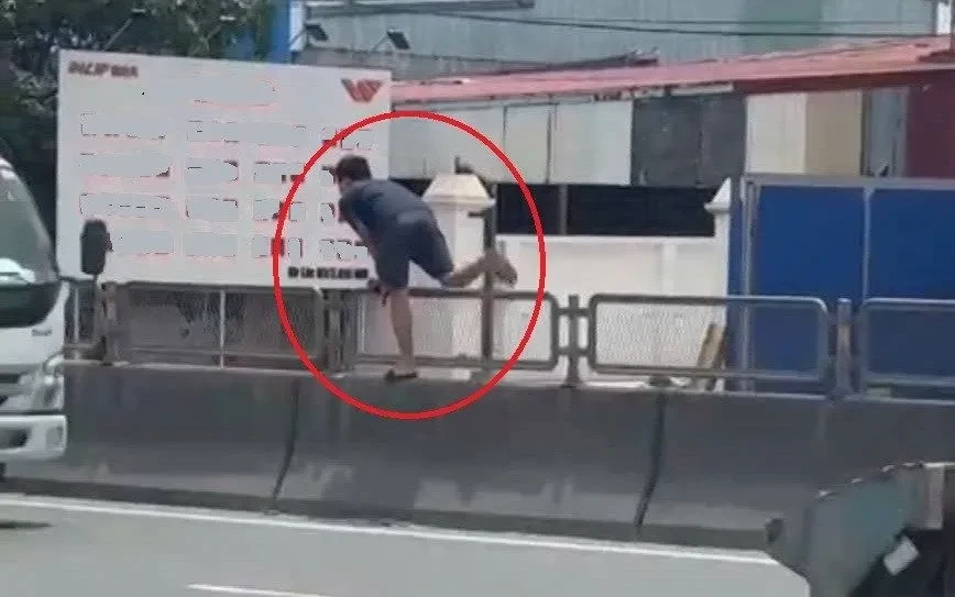 Trèo dải phân cách sang đường, 2 người bị xử phạt Trèo dải phân cách sang đường, 2 người bị xử phạt