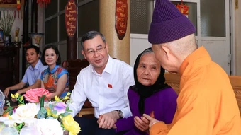 Tri ân gia đình người có công nhân dịp 79 năm Ngày Thương binh-Liệt sĩ