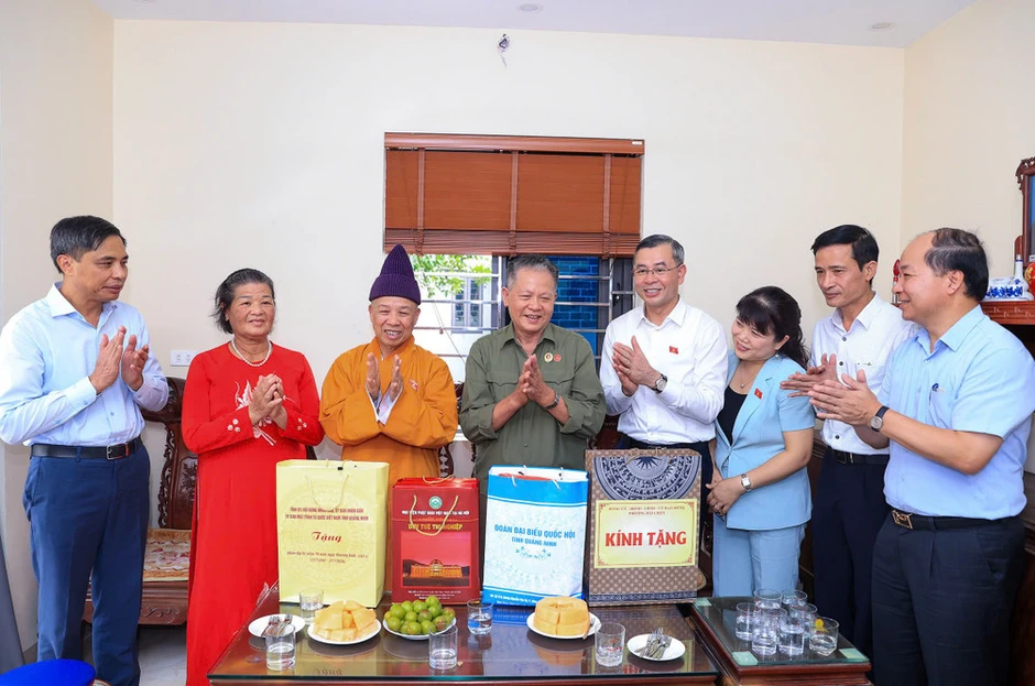 Tri ân gia đình người có công nhân dịp 79 năm Ngày Thương binh-Liệt sĩ Tri ân gia đình người có công nhân dịp 79 năm Ngày Thương binh-Liệt sĩ