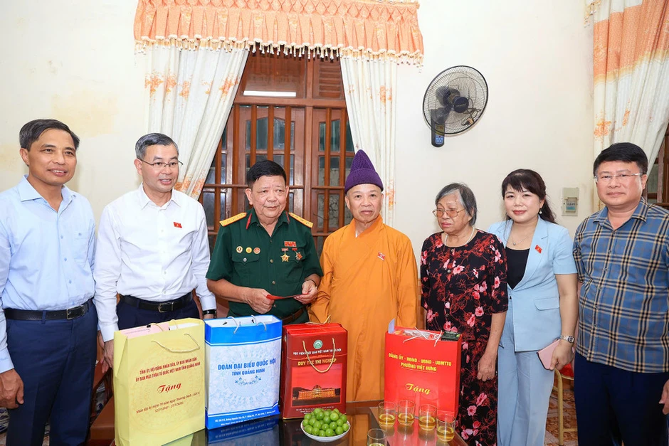 Tri ân gia đình người có công nhân dịp 79 năm Ngày Thương binh-Liệt sĩ Tri ân gia đình người có công nhân dịp 79 năm Ngày Thương binh-Liệt sĩ