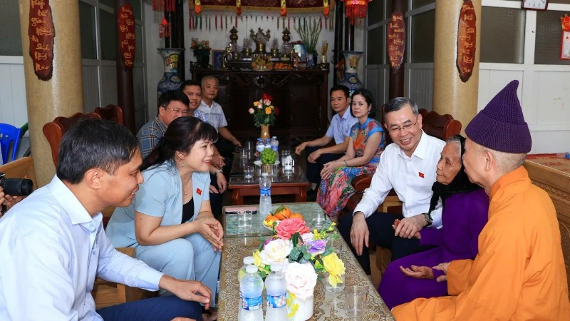Tri ân gia đình người có công nhân dịp 79 năm Ngày Thương binh-Liệt sĩ Tri ân gia đình người có công nhân dịp 79 năm Ngày Thương binh-Liệt sĩ