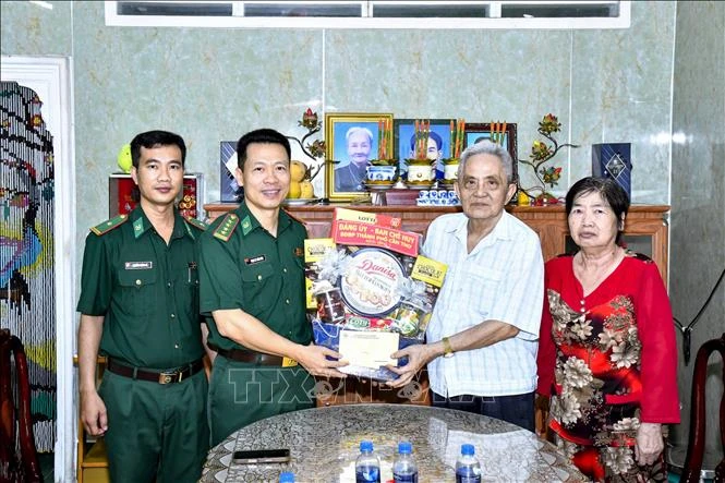 Tri ân người có công với cách mạng, lan tỏa nghĩa tình quân - dân Tri ân người có công với cách mạng, lan tỏa nghĩa tình quân - dân