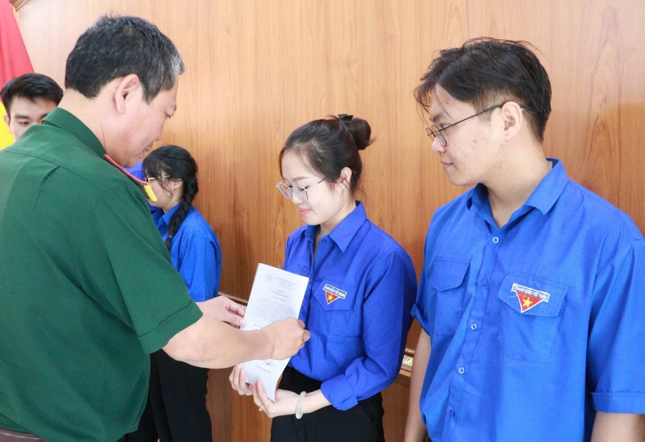 Trí thức trẻ tình nguyện góp phần phát triển kinh tế-xã hội gắn với củng cố quốc phòng-an ninh trên địa bàn trọng yếu Trí thức trẻ tình nguyện góp phần phát triển kinh tế-xã hội gắn với củng cố quốc phòng-an ninh trên địa bàn trọng yếu