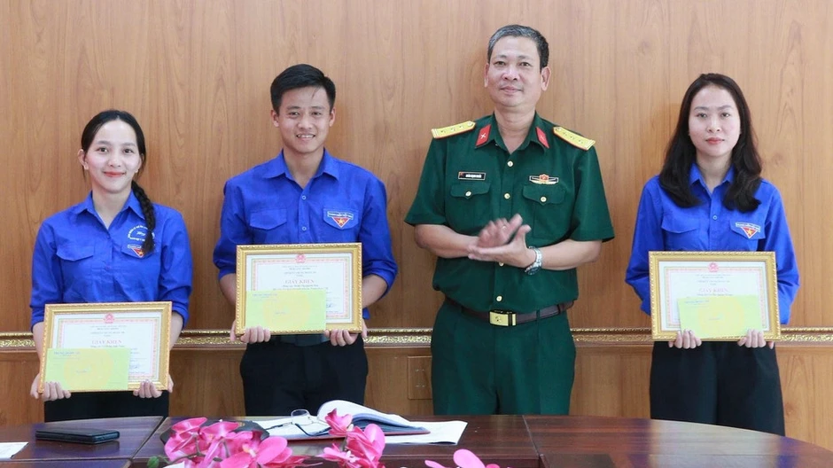 Trí thức trẻ tình nguyện góp phần phát triển kinh tế-xã hội gắn với củng cố quốc phòng-an ninh trên địa bàn trọng yếu Trí thức trẻ tình nguyện góp phần phát triển kinh tế-xã hội gắn với củng cố quốc phòng-an ninh trên địa bàn trọng yếu