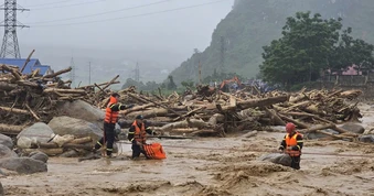 Triển khai “4 tại chỗ” trong ứng phó lũ quét