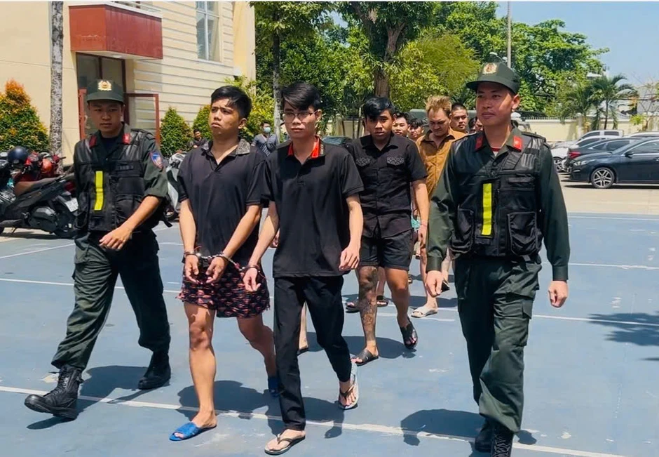 Triệt phá đường dây ma túy tiêu thụ khắp các tỉnh thành, thu giữ gần 1.000 viên thuốc lắc và hơn 17kg "hàng cấm" Triệt phá đường dây ma túy tiêu thụ khắp các tỉnh thành, thu giữ gần 1.000 viên thuốc lắc và hơn 17kg "hàng cấm"