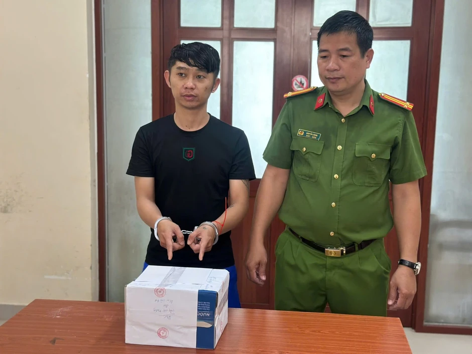 Triệt phá đường dây ma túy tiêu thụ khắp các tỉnh thành, thu giữ gần 1.000 viên thuốc lắc và hơn 17kg "hàng cấm" Triệt phá đường dây ma túy tiêu thụ khắp các tỉnh thành, thu giữ gần 1.000 viên thuốc lắc và hơn 17kg "hàng cấm"