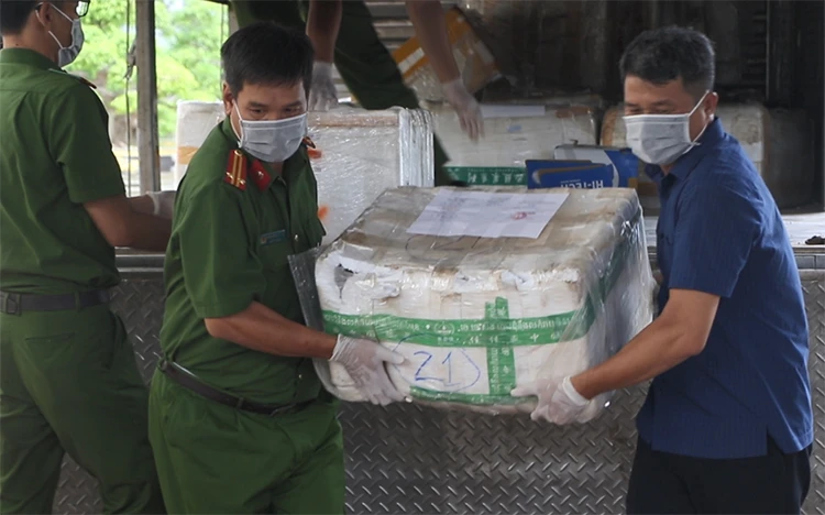Triệt phá đường dây mua bán hơn 2,4 tấn xyanua từ Campuchia về Việt Nam Triệt phá đường dây mua bán hơn 2,4 tấn xyanua từ Campuchia về Việt Nam