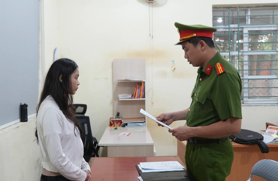 Triệt phá nhóm livestream khiêu dâm, kích dục: Nhiều cô gái chia ca kiếm tiền khủng, mỗi buổi thu hút 30.000 người xem Triệt phá nhóm livestream khiêu dâm, kích dục: Nhiều cô gái chia ca kiếm tiền khủng, mỗi buổi thu hút 30.000 người xem
