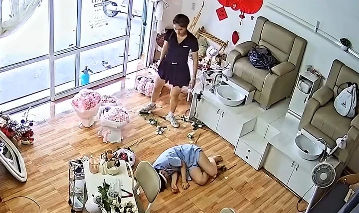 Triệu tập cô gái đánh người đến bất động trong clip gây phẫn nộ Triệu tập cô gái đánh người đến bất động trong clip gây phẫn nộ
