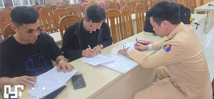 Triệu tập lái xe tông gãy chân người bán hàng rong rồi tăng ga bỏ chạy Triệu tập lái xe tông gãy chân người bán hàng rong rồi tăng ga bỏ chạy