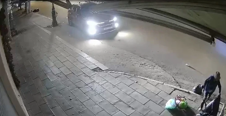 Triệu tập lái xe tông gãy chân người bán hàng rong rồi tăng ga bỏ chạy Triệu tập lái xe tông gãy chân người bán hàng rong rồi tăng ga bỏ chạy