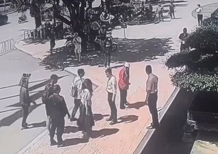 Triệu tập nữ shipper hành hung, nắm tóc kéo lê nữ khách hàng trẻ