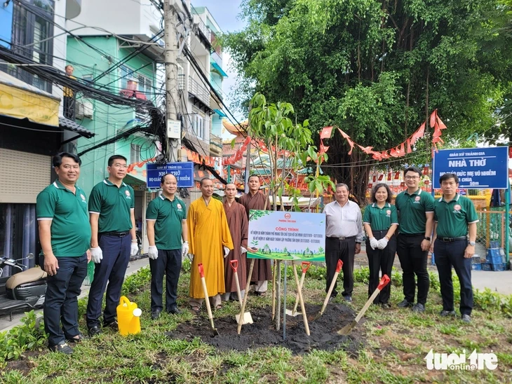 Trồng thêm cây xanh tại công viên Lê Văn Tám, vỉa hè đường Hoàng Sa dịp 50 năm TP.HCM mang tên Bác