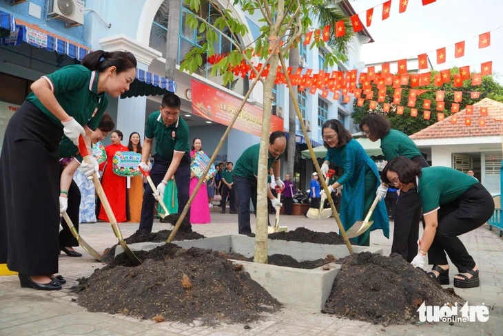 Trồng thêm cây xanh tại công viên Lê Văn Tám, vỉa hè đường Hoàng Sa dịp 50 năm TP.HCM mang tên Bác