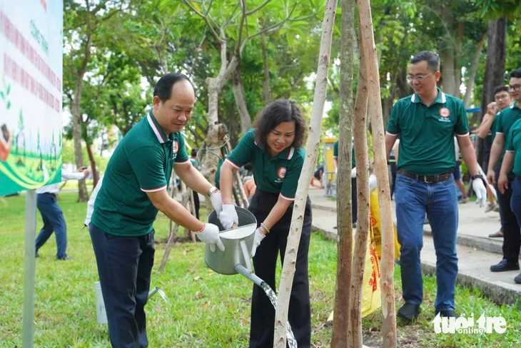 Trồng thêm cây xanh tại công viên Lê Văn Tám, vỉa hè đường Hoàng Sa dịp 50 năm TP.HCM mang tên Bác