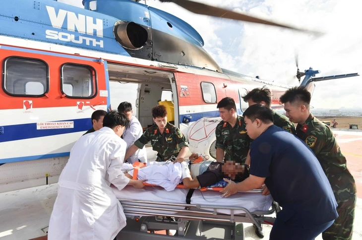 Trực thăng bay đêm đưa 2 bệnh nhân nguy kịch từ Trường Sa về đất liền Trực thăng bay đêm đưa 2 bệnh nhân nguy kịch từ Trường Sa về đất liền