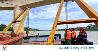 Trục vớt thành công 1 trong 2 tàu bị chìm tại khu vực cầu Sông Lô