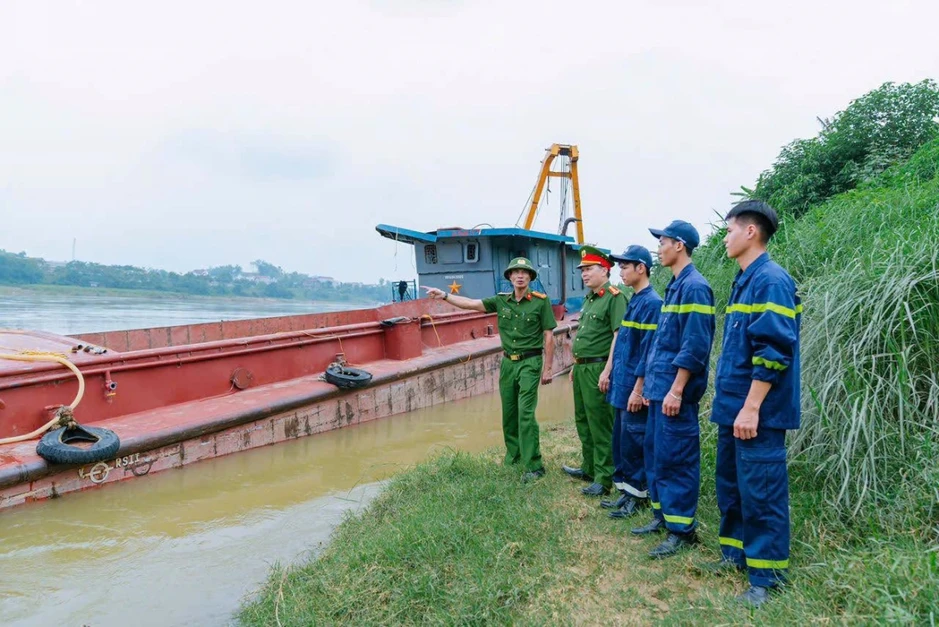 Trục vớt thành công 1 trong 2 tàu bị chìm tại khu vực cầu Sông Lô Trục vớt thành công 1 trong 2 tàu bị chìm tại khu vực cầu Sông Lô