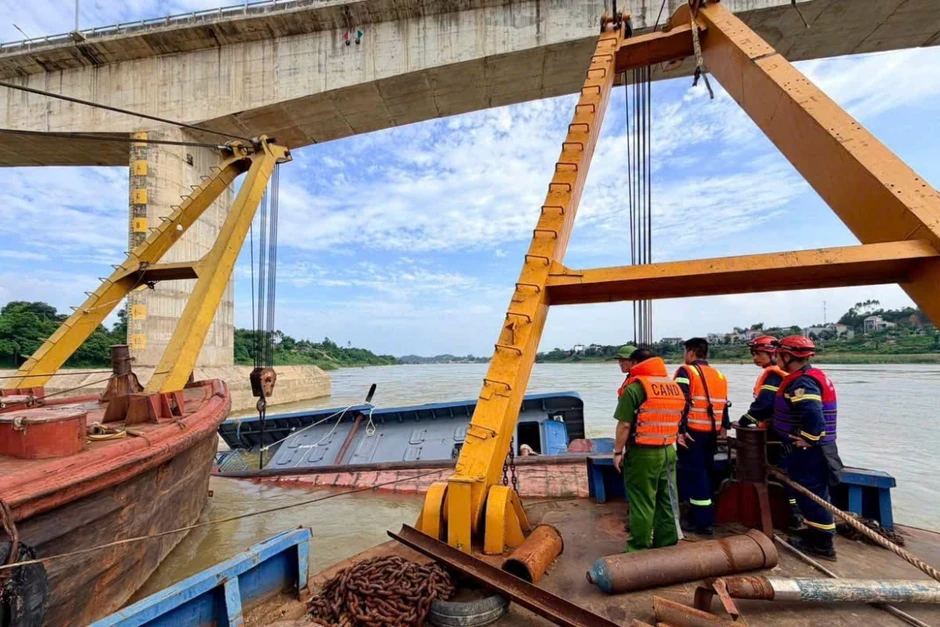 Trục vớt thành công 1 trong 2 tàu bị chìm tại khu vực cầu Sông Lô Trục vớt thành công 1 trong 2 tàu bị chìm tại khu vực cầu Sông Lô