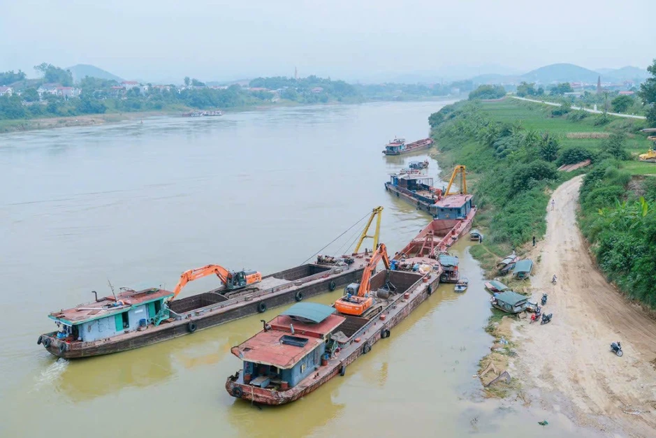Trục vớt thành công 1 trong 2 tàu bị chìm tại khu vực cầu Sông Lô Trục vớt thành công 1 trong 2 tàu bị chìm tại khu vực cầu Sông Lô