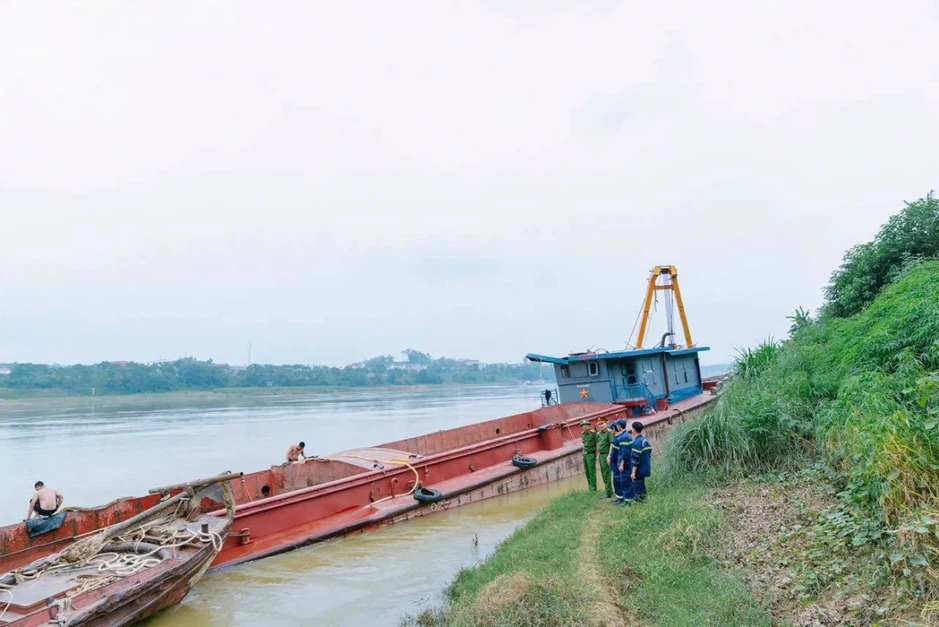 Trục vớt thành công 1 trong 2 tàu bị chìm tại khu vực cầu Sông Lô Trục vớt thành công 1 trong 2 tàu bị chìm tại khu vực cầu Sông Lô