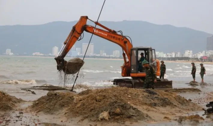 Trục vớt vật thể nghi xác xe tăng trên biển Quy Nhơn Trục vớt vật thể nghi xác xe tăng trên biển Quy Nhơn