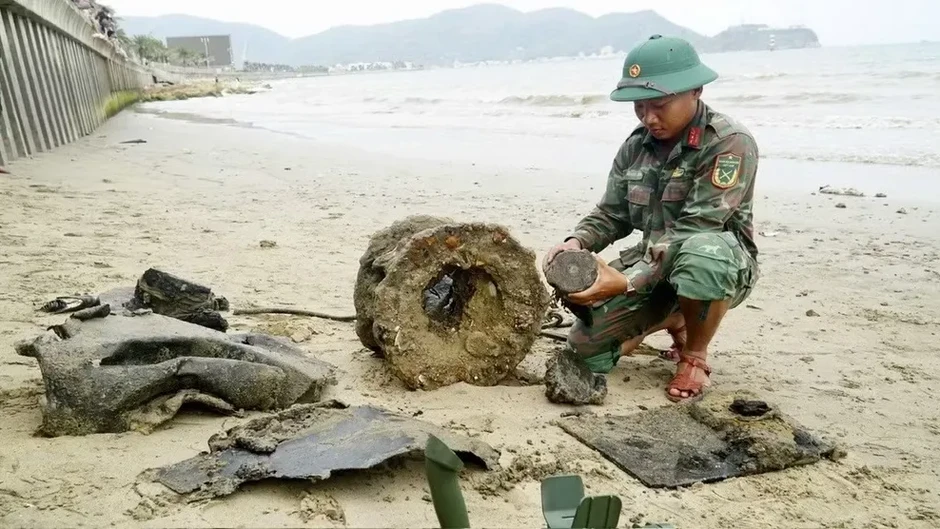 Trục vớt vật thể nghi xác xe tăng trên biển Quy Nhơn Trục vớt vật thể nghi xác xe tăng trên biển Quy Nhơn