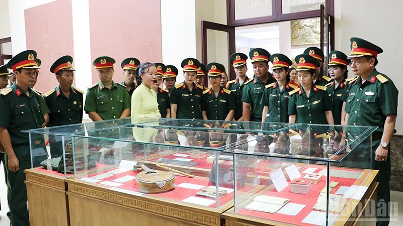 Trưng bày chuyên đề “Những kỷ vật đi cùng năm tháng và hành trình tri ân” Trưng bày chuyên đề “Những kỷ vật đi cùng năm tháng và hành trình tri ân”