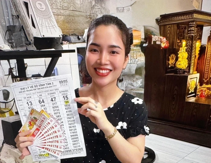 Trúng độc đắc xổ số miền Nam, khách hàng nhận thưởng 10 tỉ đồng tại nhà Trúng độc đắc xổ số miền Nam, khách hàng nhận thưởng 10 tỉ đồng tại nhà