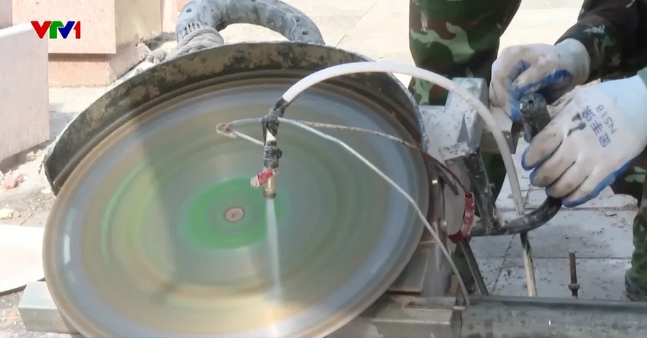 Trung tá quân đội sáng chế máy mòi đá góp phần đẩy nhanh tiến độ hoàn nguyên mộ liệt sĩ