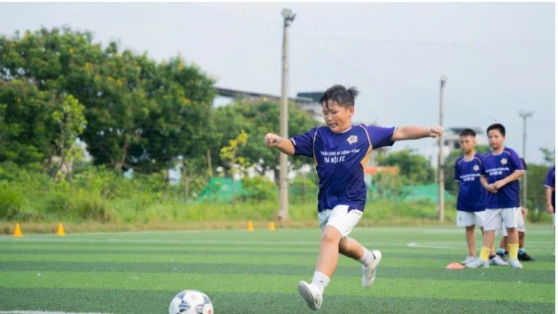 Trung tâm Bóng đá Cộng đồng Hà Nội FC: Bước khởi đầu từ một cam kết với cử tri Trung tâm Bóng đá Cộng đồng Hà Nội FC: Bước khởi đầu từ một cam kết với cử tri