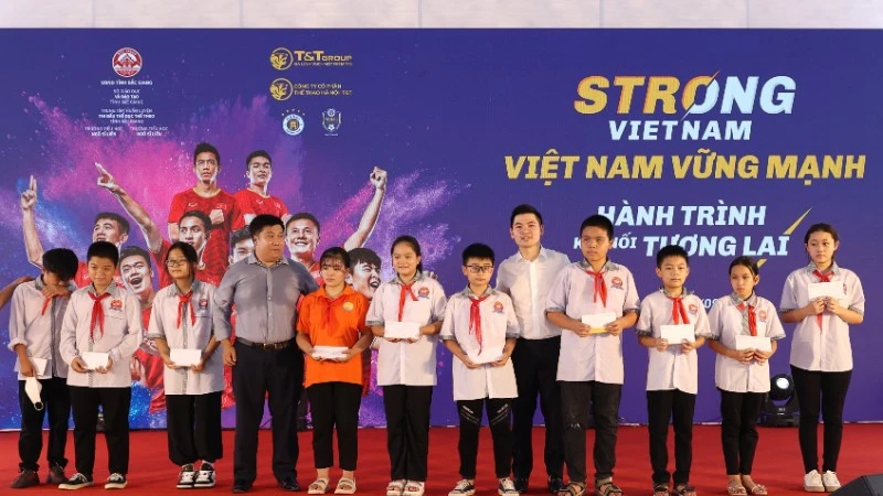 Trung tâm Bóng đá Cộng đồng Hà Nội FC: Bước khởi đầu từ một cam kết với cử tri Trung tâm Bóng đá Cộng đồng Hà Nội FC: Bước khởi đầu từ một cam kết với cử tri