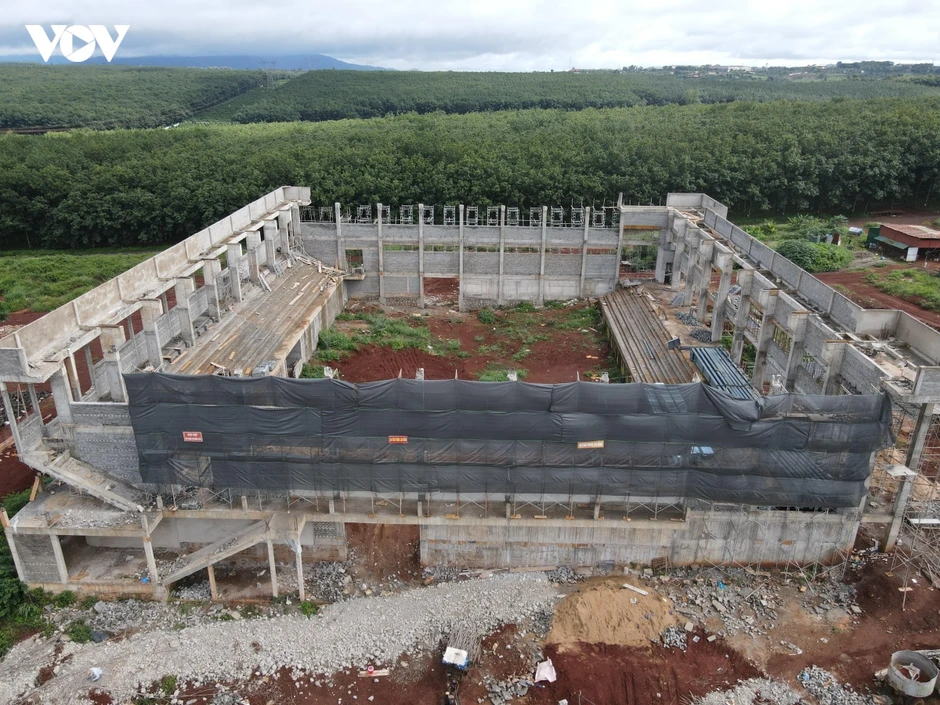 Trung tâm Văn hoá hơn 22 tỷ đồng ở Đắk Lắk bị nứt gãy dầm sàn nghiêm trọng Trung tâm Văn hoá hơn 22 tỷ đồng ở Đắk Lắk bị nứt gãy dầm sàn nghiêm trọng
