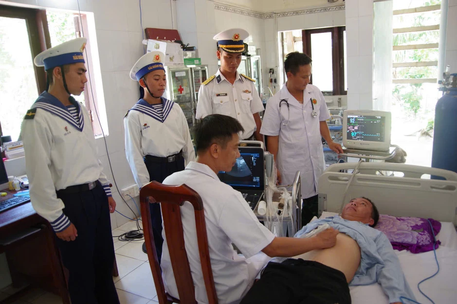 Trung tâm y tế Trường Sa tiếp nhận, điều trị ngư dân bị viêm loét dạ dày Trung tâm y tế Trường Sa tiếp nhận, điều trị ngư dân bị viêm loét dạ dày