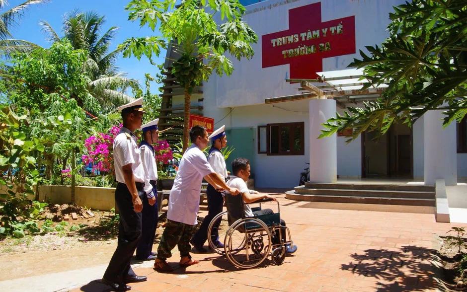 Trung tâm y tế Trường Sa tiếp nhận, điều trị ngư dân bị viêm loét dạ dày Trung tâm y tế Trường Sa tiếp nhận, điều trị ngư dân bị viêm loét dạ dày