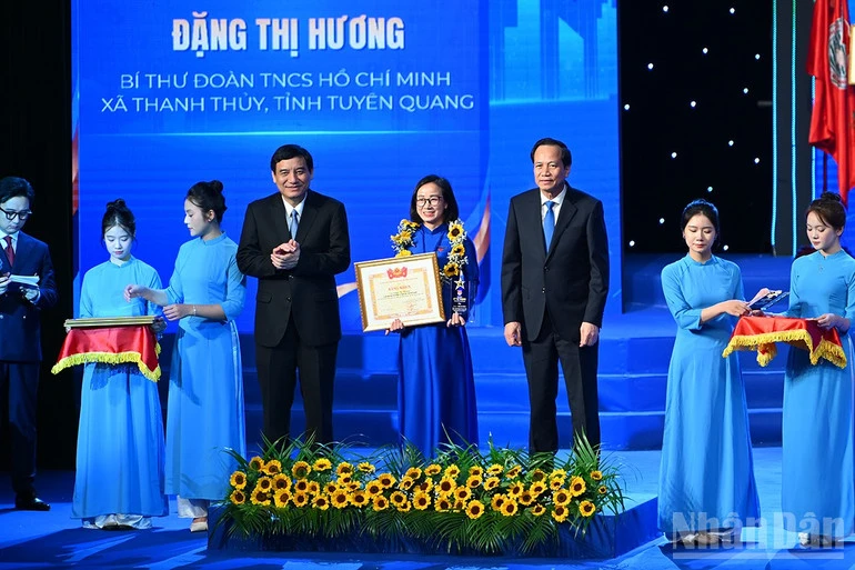 Trung ương Đoàn Thanh niên Cộng sản Hồ Chí Minh đón nhận Huân chương Lao động hạng Nhất Trung ương Đoàn Thanh niên Cộng sản Hồ Chí Minh đón nhận Huân chương Lao động hạng Nhất