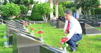 Trưởng Ban Tuyên giáo và Dân vận Thành ủy TPHCM dâng hương tại Nghĩa trang Liệt sĩ Rừng Sác